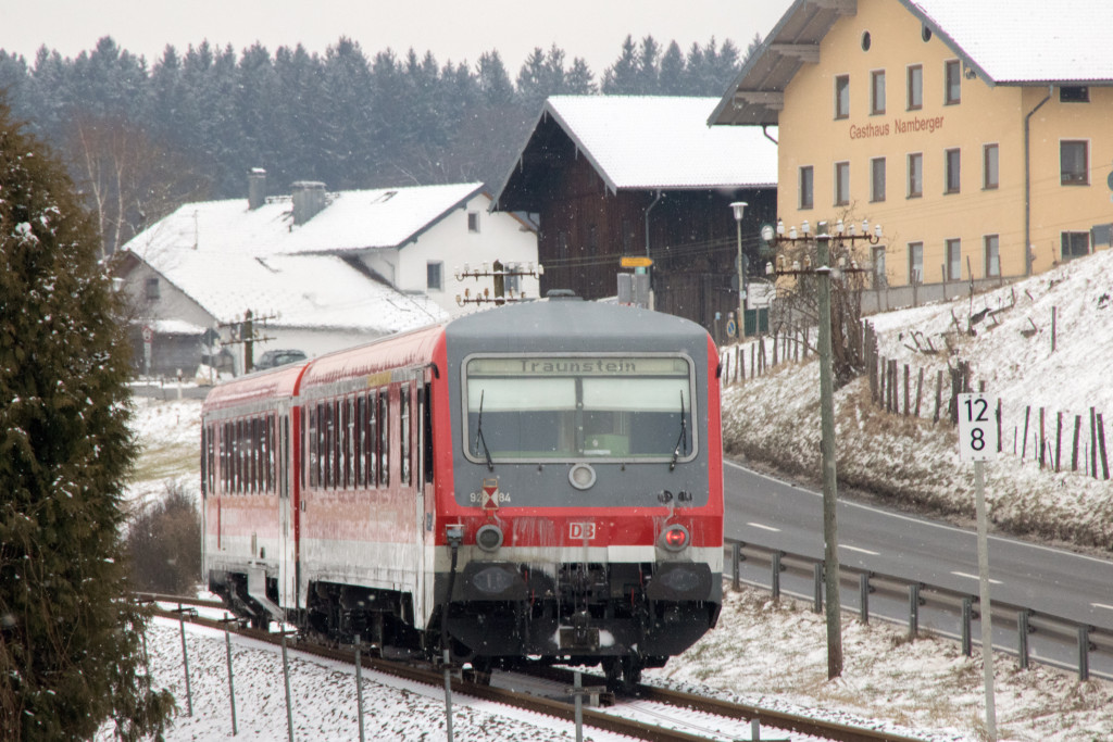 628 584 in der Ortsdurchfahrt von Hörpolding auf der Traun-Alz-Bahn, aufgenommen am 20.03.2018.