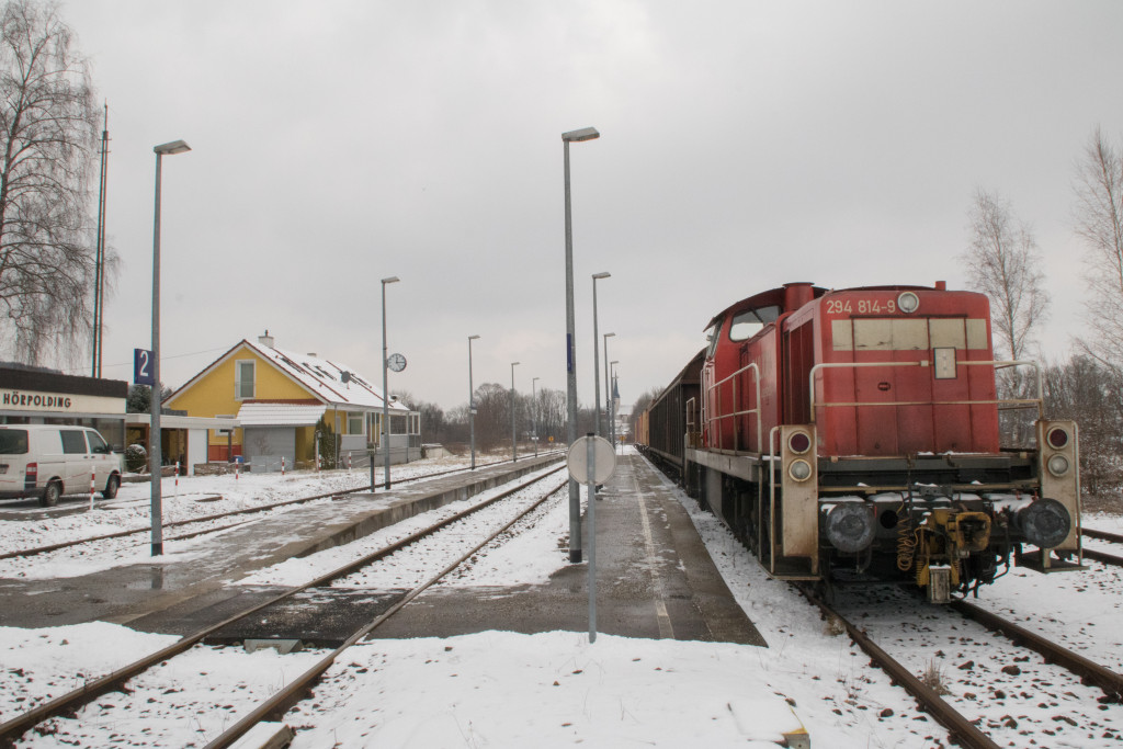 294 814 steht im Bahnhof Hörpolding auf der Traun-Alz-Bahn, aufgenommen am 20.03.2018.
