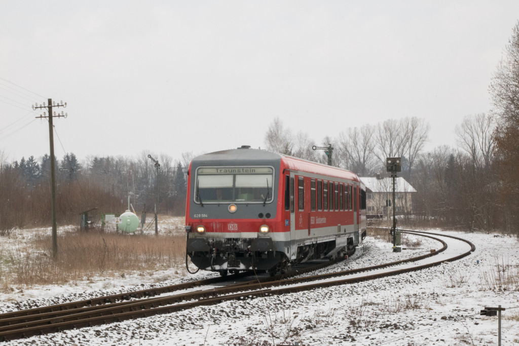 628 584 an den Ausfahrsignalen im Bahnhof Hörpolding auf der Traun-Alz-Bahn, aufgenommen am 20.03.2018.