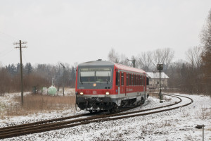 628 584 an den Ausfahrsignalen im Bahnhof Hörpolding auf der Traun-Alz-Bahn, aufgenommen am 20.03.2018.