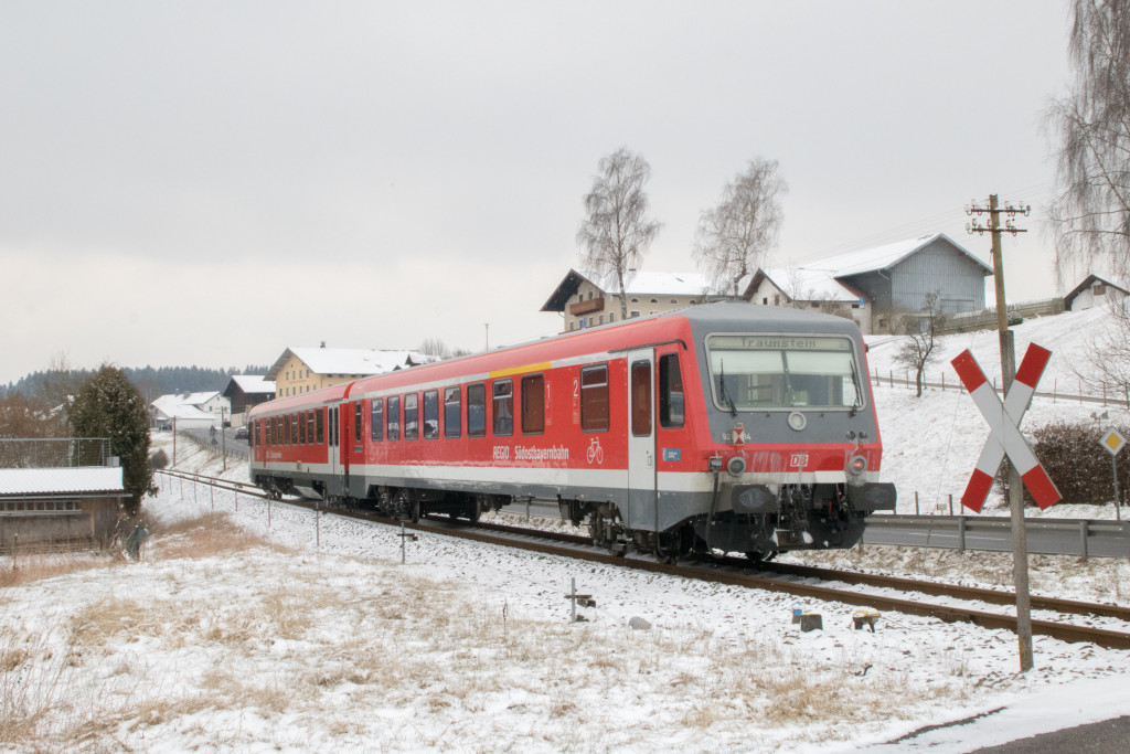 628 584 verlässt Hörpolding in Richtung Traunstein auf der Traun-Alz-Bahn, aufgenommen am 20.03.2018.