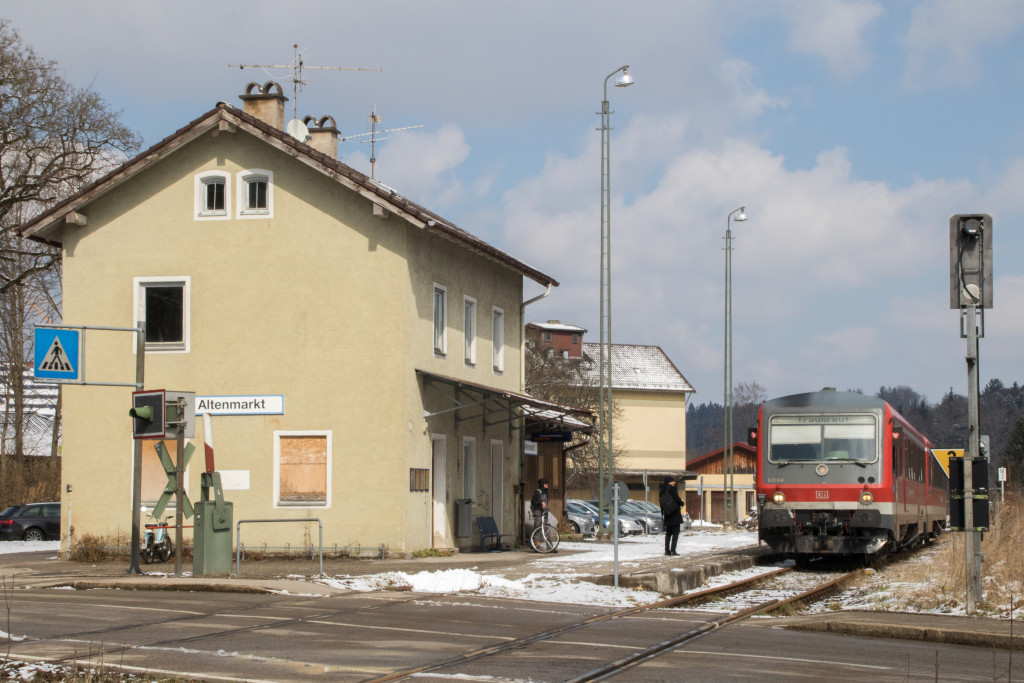628 646 hält in Altenmark auf der Traun-Alz-Bahn, aufgenommen am 20.03.2018.