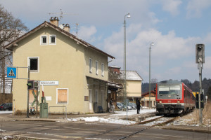 628 646 hält in Altenmark auf der Traun-Alz-Bahn, aufgenommen am 20.03.2018.