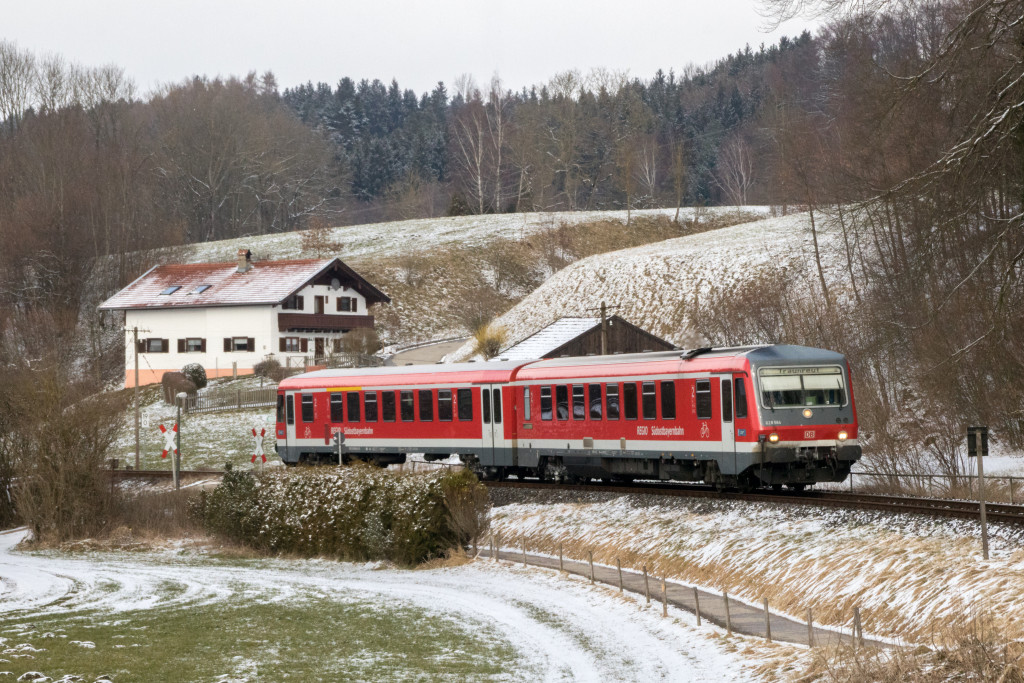 628 584 an einem Haus am Waldrand bei Altenmark auf der Traun-Alz-Bahn, aufgenommen am 20.03.2018.
