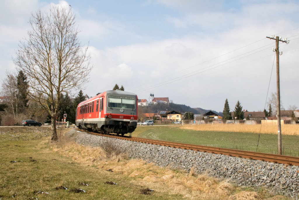 628 622 im Feld bei Altenmark auf der Traun-Alz-Bahn, aufgenommen am 20.03.2018.