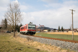 628 622 im Feld bei Altenmark auf der Traun-Alz-Bahn, aufgenommen am 20.03.2018.