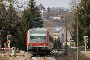 628 622 überquert einen Bahnübergang bei Altenmark auf der Traun-Alz-Bahn, aufgenommen am 20.03.2018.