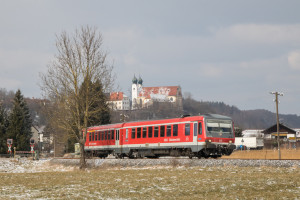 628 584 im Feld bei Altenmark auf der Traun-Alz-Bahn, im Hintergrund ist das Kloster Baumburg, aufgenommen am 20.03.2018.