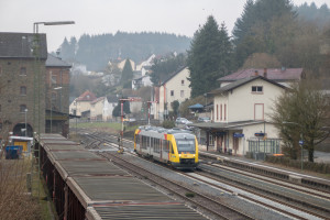 Ein LINT der HLB hält im Bahnhof Löhnberg auf der Lahntalbahn, aufgenommen am 24.03.2018.