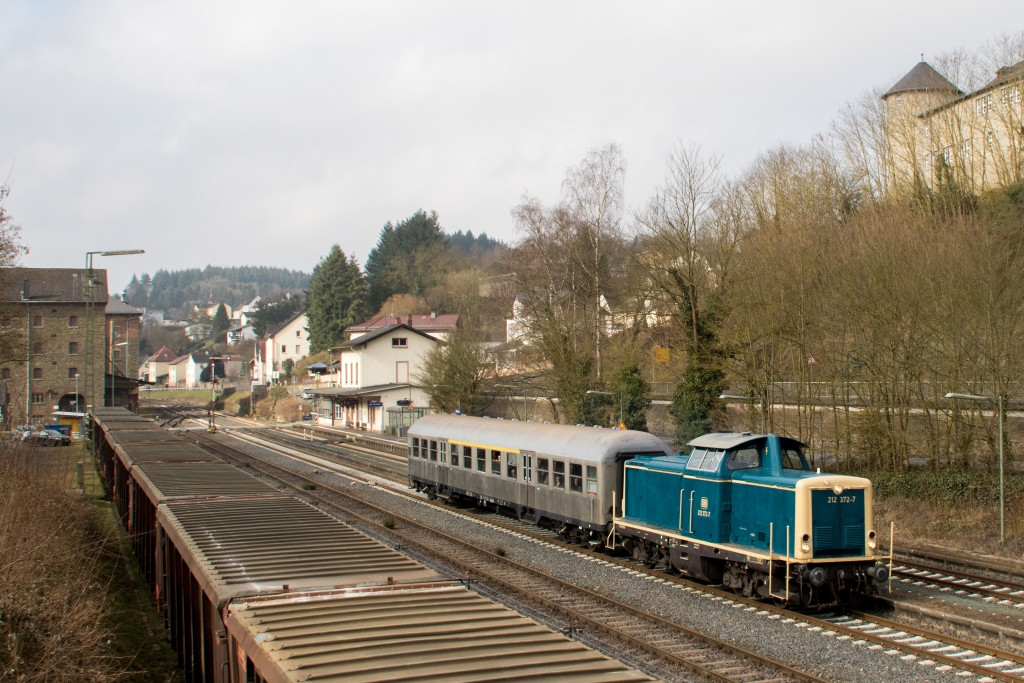 212 372 durcheilt mit einem Silberling den Bahnhof Löhnberg auf der Lahntalbahn, aufgenommen am 24.03.2018.