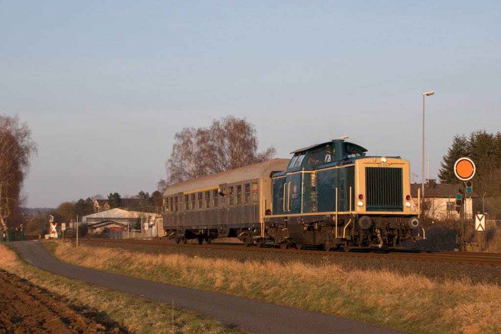 212 372 mit einem Silberling bei Solms auf der Lahntalbahn, aufgenommen am 24.03.2018.