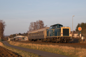 212 372 mit einem Silberling bei Solms auf der Lahntalbahn, aufgenommen am 24.03.2018.