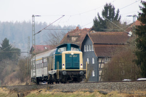 212 372 mit einem Silberling bei Anzefahr auf der Main-Weser-Bahn, aufgenommen am 24.03.2018.