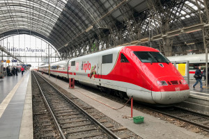 401 012 steht als "längste Praline" in Frankfurt Hbf, aufgenommen am 10.04.2018.