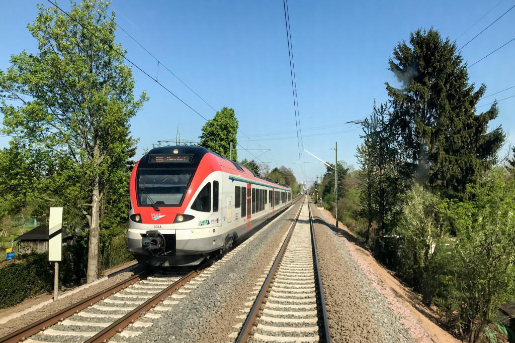 Ein Flirt der VIAS kurz vor Frankfurt-Höchst auf der Taunus-Eisenbahn, aufgenommen am 17.04.2018.