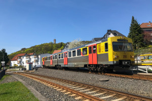 609 006 steht in Gleis 970 im Bahnhof Königstein, aufgenommen am 18.04.2018.