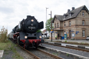 50 3552 steht im Bahnhof Beienheim auf der Horlofftalbahn, aufgenommen am 29.04.2018.