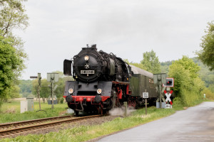 50 3552 überquert einen Bahnübergang bei Randstadt auf der Lahn-Kinzig-Bahn, aufgenommen am 29.04.2018.