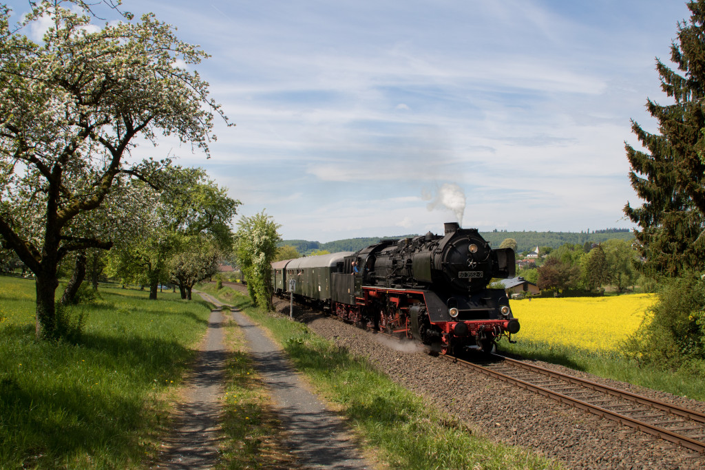 50 3552 an einem Rapsfeld bei Glauburg-Stockheim auf der Lahn-Kinzig-Bahn, aufgenommen am 29.04.2018.