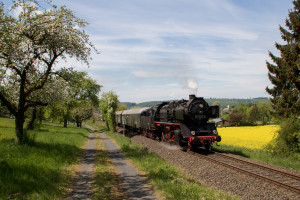 50 3552 an einem Rapsfeld bei Glauburg-Stockheim auf der Lahn-Kinzig-Bahn, aufgenommen am 29.04.2018.