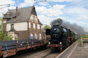 52 8154 im Bahnhof Ürzig (DB) auf der Moselstrecke, aufgenommen am 28.04.2018.