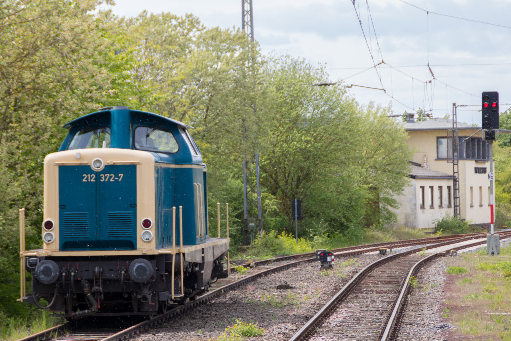 212 372 steht im Bahnhof Wittlich auf der Moselstrecke, aufgenommen am 28.04.2018.