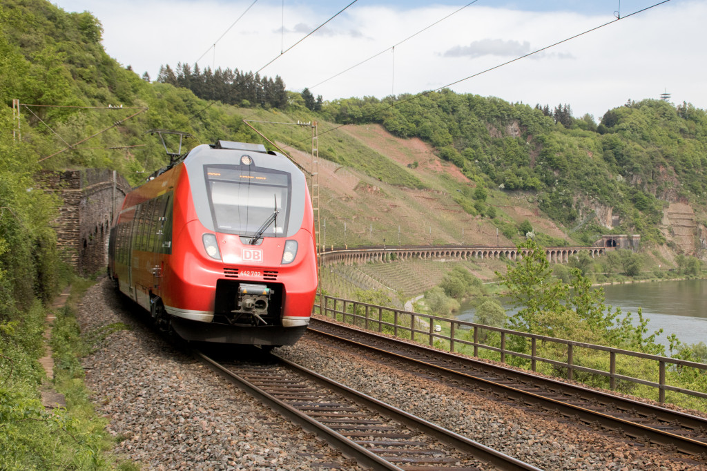 442 207 überquert das Pündericher Hangviadukt auf der Moselstrecke, aufgenommen am 28.04.2018.