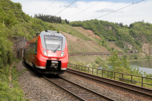 442 207 überquert das Pündericher Hangviadukt auf der Moselstrecke, aufgenommen am 28.04.2018.