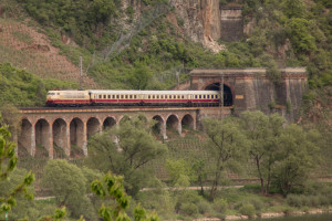 103 113 verlässt den Prinzenkopftunnel auf der Moselstrecke, aufgenommen am 28.04.2018.