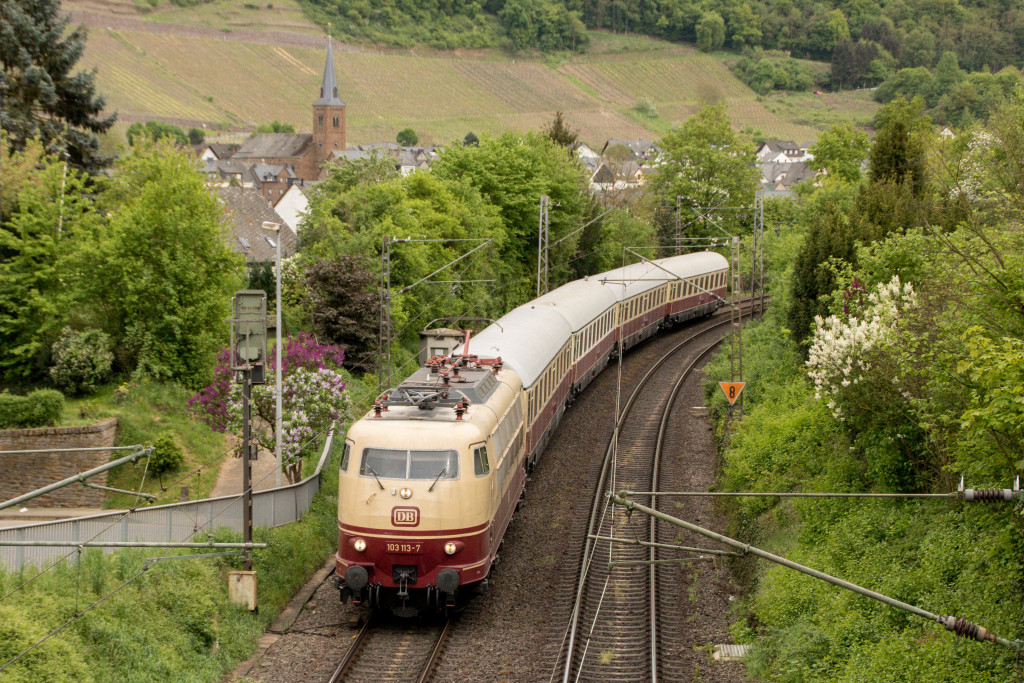 103 113 durcheilt mit ihrem TEE Kattens auf der Moselstrecke, aufgenommen am 28.04.2018.