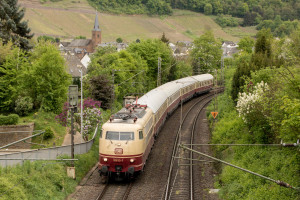 103 113 durcheilt mit ihrem TEE Kattens auf der Moselstrecke, aufgenommen am 28.04.2018.
