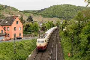 103 113 durcheilt Kattens auf der Moselstrecke, aufgenommen am 28.04.2018.