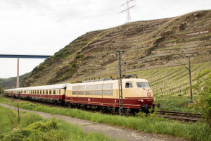 103 113 am Winninger Hamm auf der Moselstrecke, aufgenommen am 28.04.2018.