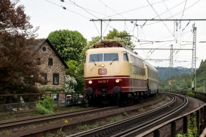 103 113 überquert das Viadukt in Winningen auf der Moselstrecke, aufgenommen am 28.04.2018.