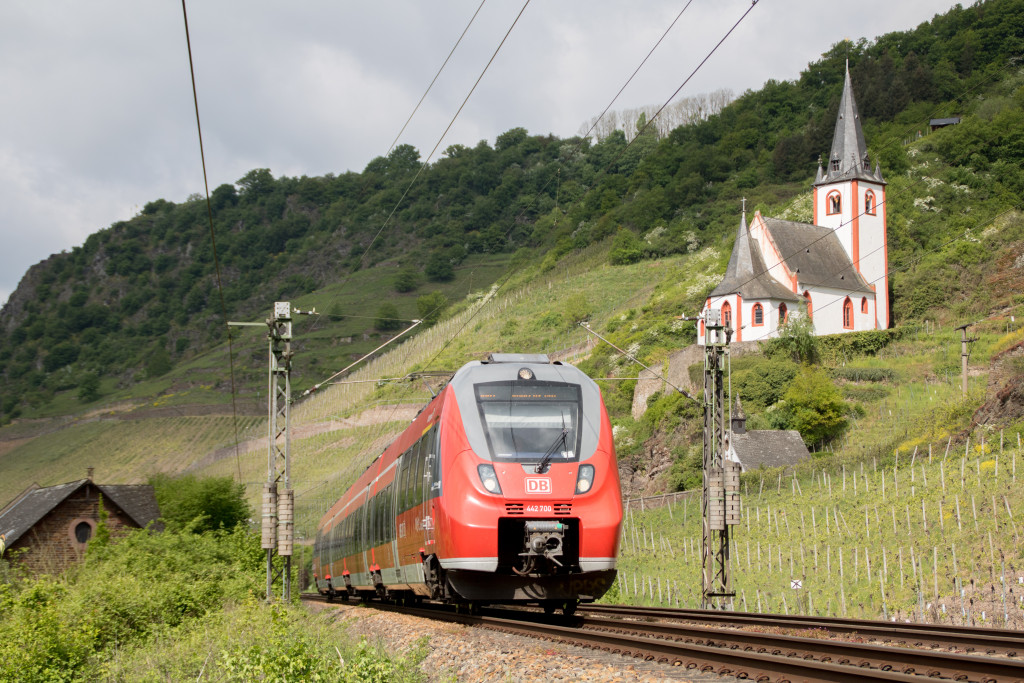 442 200 an der Kirche bei Hatzenport auf der Moselstrecke, aufgenommen am 01.05.2018.