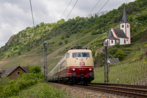 103 113 an der Kirche bei Hatzenport auf der Moselstrecke, aufgenommen am 01.05.2018.