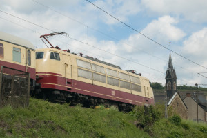 103 113 bei Winningen auf der Moselstrecke, aufgenommen am 01.05.2018.