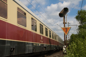 "Fahrt erwarten" für den TEE bei Koblenz-Güls, aufgenommen am 01.05.2018.