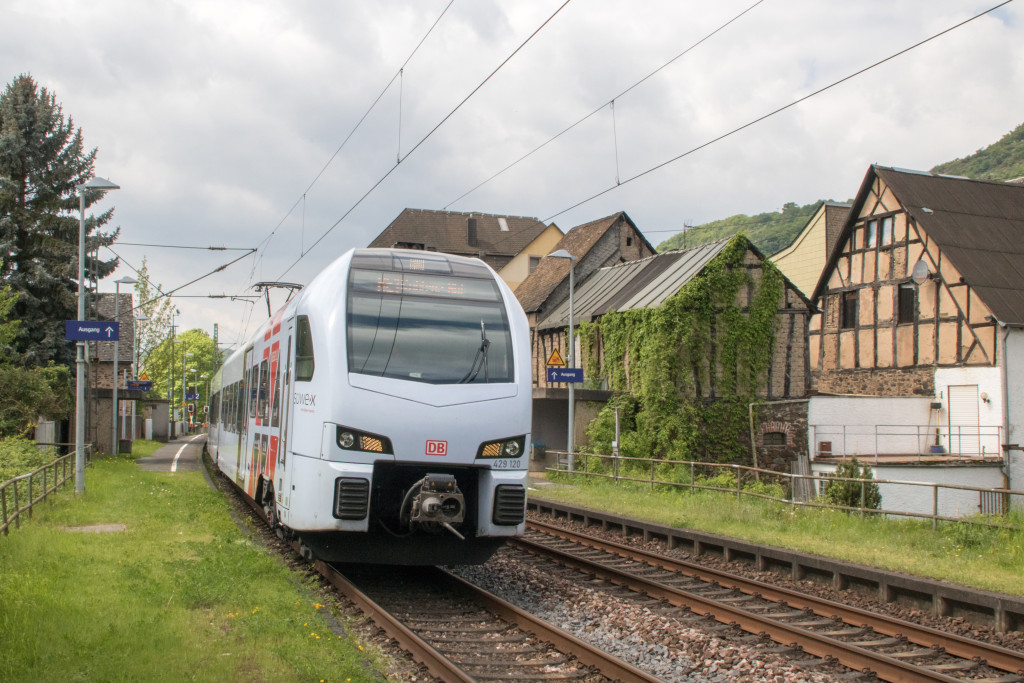 429 120 durchquert Müden auf der Moselstrecke, aufgenommen am 01.05.2018.