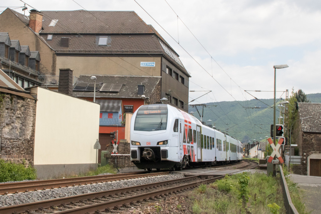 429 126 durchquert Müden auf der Moselstrecke, aufgenommen am 01.05.2018.