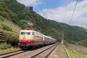 103 113 unterhalb der Burg Bischofstein bei Moselkern auf der Moselstrecke, aufgenommen am 01.05.2018.