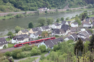 442 208 verlässt den Bahnhof Moselkern auf der Moselstrecke, aufgenommen am 01.05.2018.