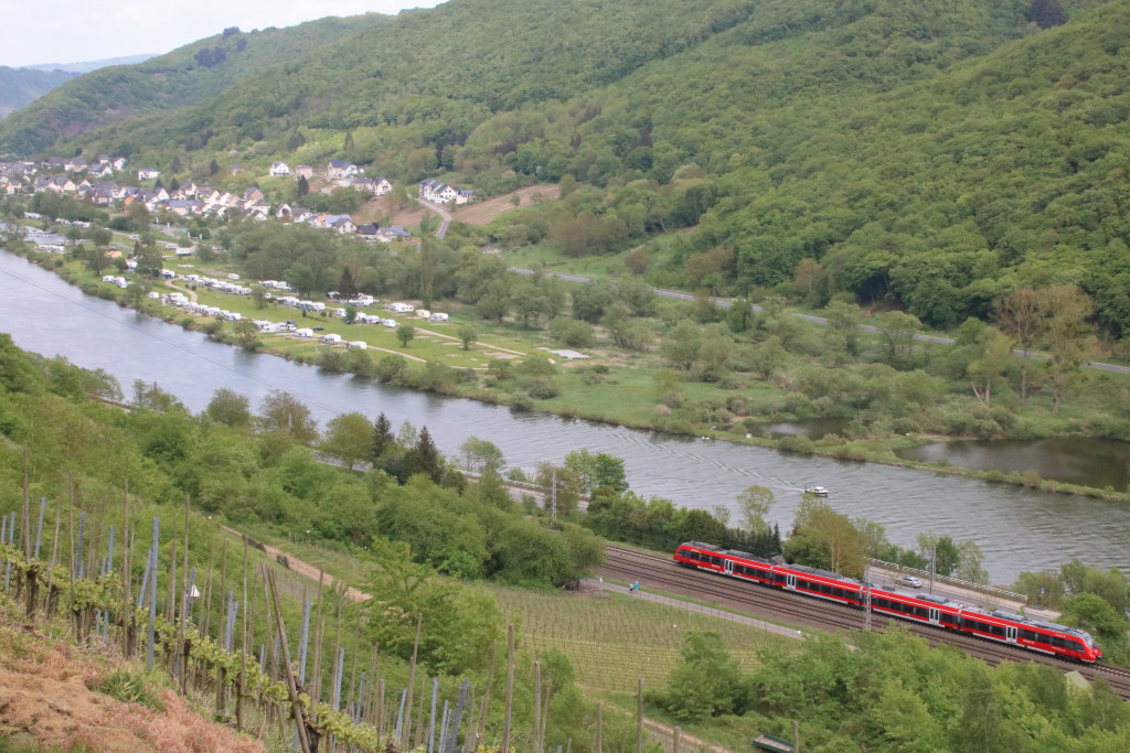 442 208 in der nähe von Moselkern auf der Moselstrecke, aufgenommen am 01.05.2018.