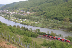 442 208 in der nähe von Moselkern auf der Moselstrecke, aufgenommen am 01.05.2018.