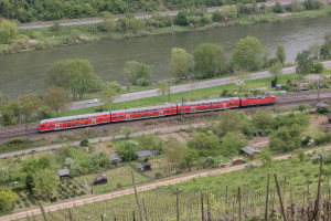 Eine 143 ist mit ihren Doppelstockwagen bei Moselkern auf der Moselstrecke unterwegs, aufgenommen am 01.05.2018.
