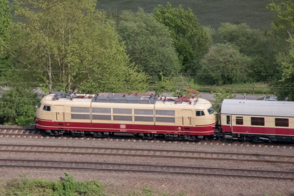 103 113 bei Moselkern auf der Moselstrecke, aufgenommen am 01.05.2018.