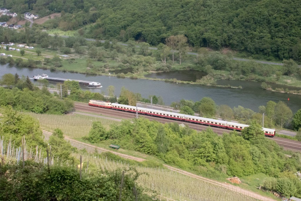 103 113 fährt mit ihrem TEE parallel zur Mosel. Aufgenommen am 01.05.2018 bei Moselkern auf der Moselstrecke.