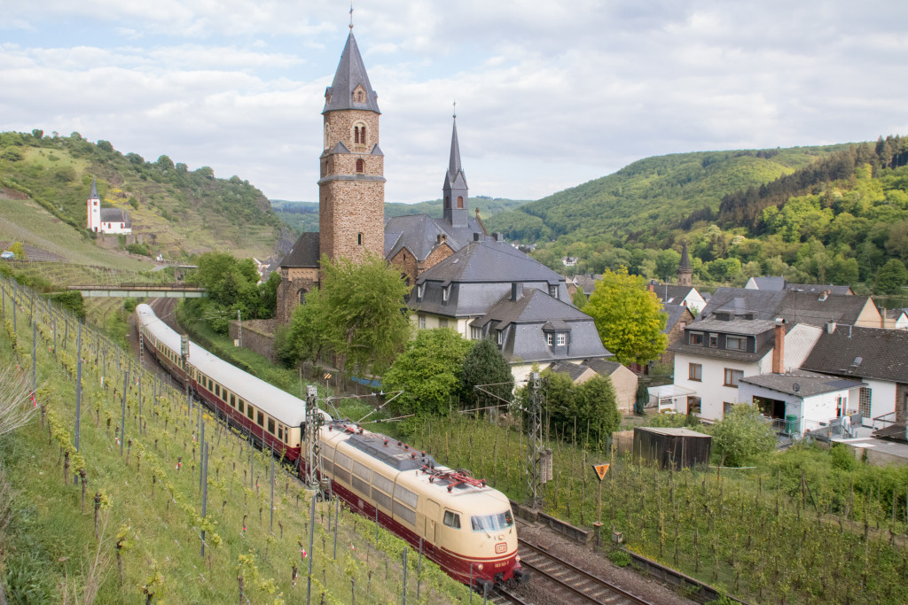 103 113 durcheilt mit ihrem TEE die Kulisse von Hatzenport auf der Moselstrecke, aufgenommen am 01.05.2018.