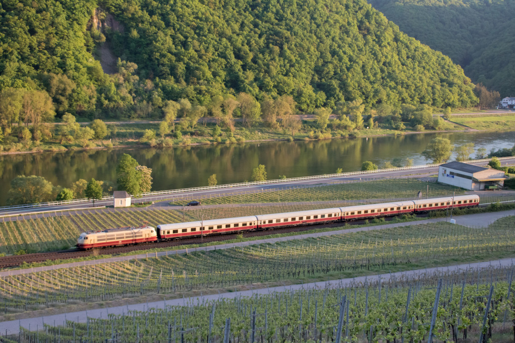 103 113 durcheilt mit ihrem TEE die Weinberge bei Müden auf der Moselstrecke, aufgenommen am 01.05.2018.