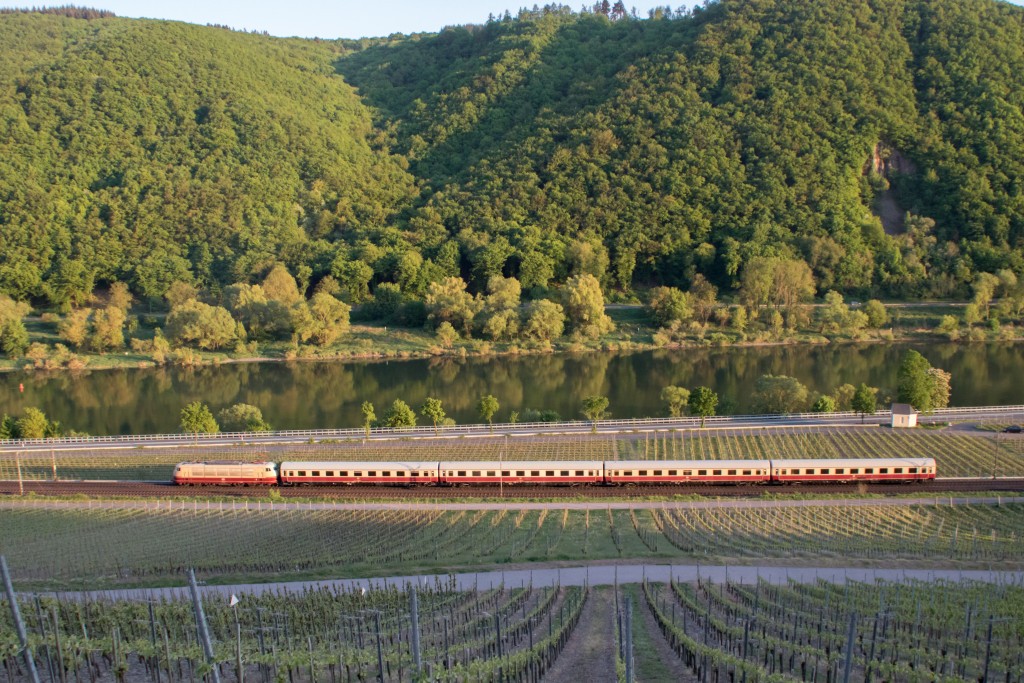 103 113 mit ihrem TEE in den Weinberge bei Müden auf der Moselstrecke, aufgenommen am 01.05.2018.